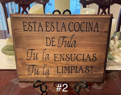 Spanish Funny, Kitchen Quotes Funny, Mexican Kitchen Decor, Welcome Signs Front Door, Funny Bathroom Art, Round Signs, Dog Leash Holder, Mexican Kitchens, Enjoy Your Meal