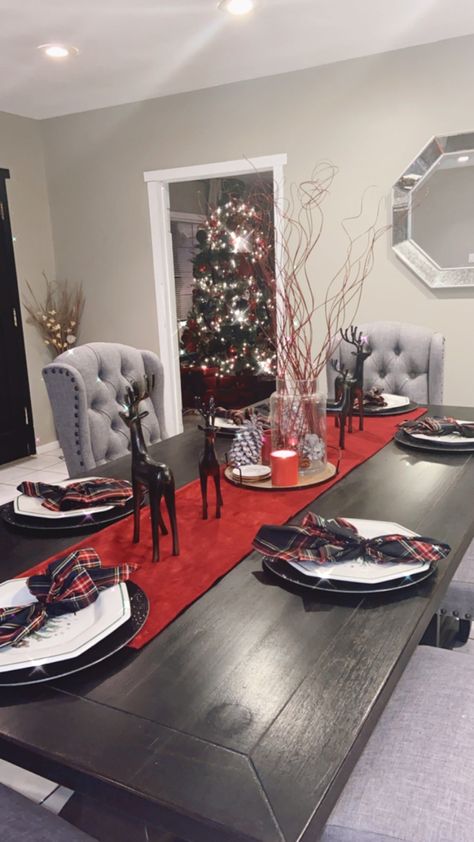 Red/Black simple setting. Raindeers are from Joanns spray painted them black. Napkins from Target, black plate holder from Hobby Lobby Black Christmas Table, Lisa Christmas, Red Black Christmas, Black Napkins, Christmas Table Setting, Plate Holder, Christmas Table Settings, Black Christmas, Black Plates