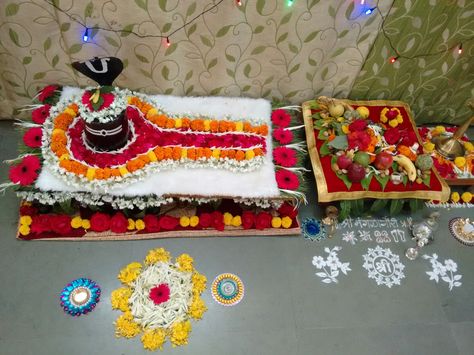 Mangalagaur decoration.. Shiv ling Manglagaur Decoration Ideas, Mangalagaur Decoration, Floral Rangoli, Puja Decor, God Krishna, Pots Diy, Shiva Family, Lord Siva, Blue Suit Men