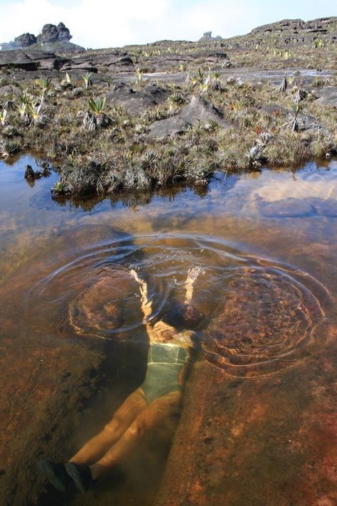 Y sus “jacuzzis” naturales no los tiene nadie. | 28 Razones por las que haber vivido en Venezuela marcará tu vida Monte Roraima, Mount Roraima, Travel Outdoors, America Travel, Abandoned Places, Nature Travel, Volcano, Natural Wonders, Amazing Photography