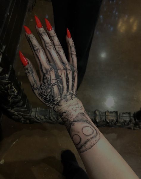 Full Hand Tattoos For Women Unique, Full Hand Tattoos, Tattoo Main, Full Hand Tattoo, Skull Hand Tattoo, Funky Tattoos, Cute Hand Tattoos, Pretty Hand Tattoos, My Tattoos