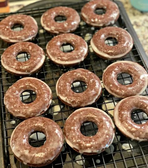 Copycat Starbucks Devil's Food Donuts - The Cookin Chicks Donut Tray, Starbucks Chocolate, The Cookin Chicks, Healthy Donuts, Baked Donut Recipes, Copycat Starbucks, Chocolate Fan, Snack Prep, Devils Food Cake