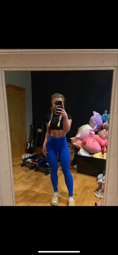 Workout outfit with blue lululemon swift speed leggings. Aerie black cropped short sleeve top and Steve Madden slides Blue Lululemon Leggings Outfit, Blue Leggings Outfit, Blue Lululemon Leggings, Steve Madden Slides, Aerie Leggings, Gym Fits, Workout Fits, Leggings Outfit, Blue Leggings