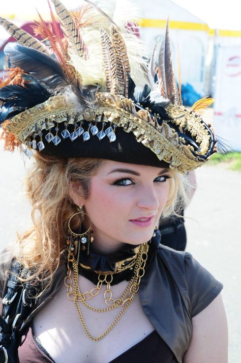 Nice Hat!    Sabrina Rauch at Flugplatz Hildesheim-Drispenstedt. Pirate Costume Ideas, Steampunk Mode, Pirate Garb, Pirate Ideas, Pirate Wedding, Female Pirate Costume, Lady Pirate, Mode Steampunk, Pirate Stuff