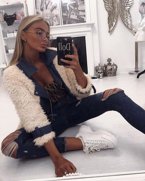 Blue Jeans Casual Outfit, Fur Denim Jacket, Jeans Casual Outfit, Denim Biker Jacket, Outfit Everyday, Black And White Instagram, Denim Jacket With Fur, Denim Vests, Mum Fashion