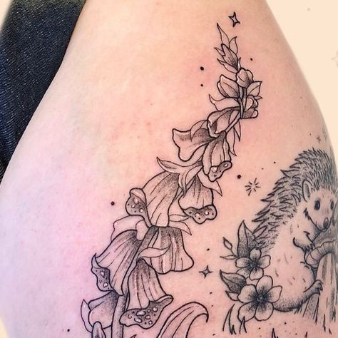 Isabella Seminerio on Instagram: "Had the loveliest time today with Charlotte, making this lil frog/foxglove tattoo!🐸🌿 It’s always so great to see you and I have the best time working on your woodland sleeve!🥰💕  #tattoo #tattoos #tattooart #tattooideas #tattooidea #fairytattoo #fairy #cottagecore #cottagecoreaesthetic #fairycore #fairycoreaesthetic #cute #cutetattoo #fairytattoo #floraltattoo #flowertattoo #flower #juniortattooartist #tattooartist #tattoosrtists #floral #foxglovetattoo #foxglove #womenwhotattoo #queertattooartist #frogtattol #autumn #autumntattoo #frog #flashtattoo" Cottagecore Floral Tattoo, Frogs In Flowers, Foxglove Tattoo, Autumn Tattoo, Fairycore Aesthetic, Fairy Cottagecore, Fairy Tattoo, Cottage Core Aesthetic, Sleeve Tattoo