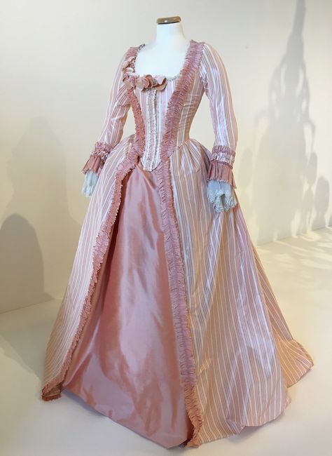 Ball Gown Medieval, 1700 Dresses, 1700s Dresses, Istoria Modei, Rococo Dress, 18th Century Dress, Rococo Fashion, 18th Century Costume, 18th Century Clothing