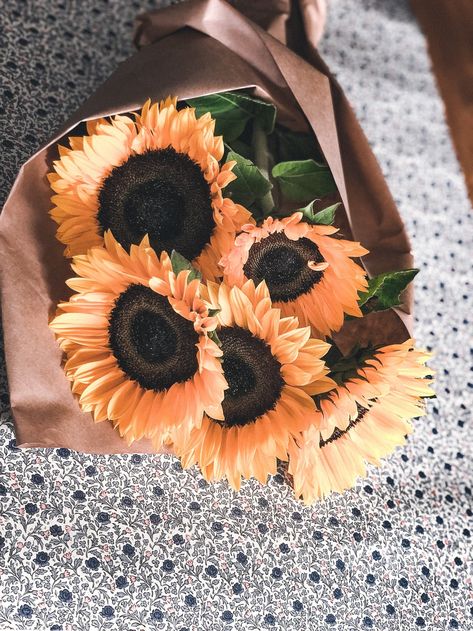 yellow sunflower on brown paper bag photo – Free Plant Image on Unsplash Outdoor Projects Diy, Wood Projects Simple, Simple Diy Crafts, Diy Summer Crafts, Paper Sunflowers, Easy Paper Crafts Diy, Summer Crafts For Kids, Paper Craft Diy Projects, How To Wrap Flowers