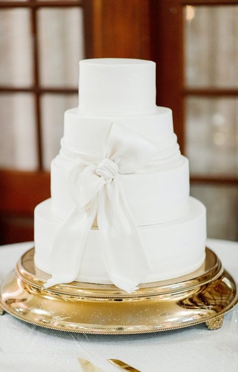 White Wedding Color Palette, Bow Wedding Cakes, Chic Wedding Cake, Gold Reception, Wedding Checklists, Bow Cakes, Classic Wedding Cake, Free Wedding Printables, Amazing Wedding Cakes