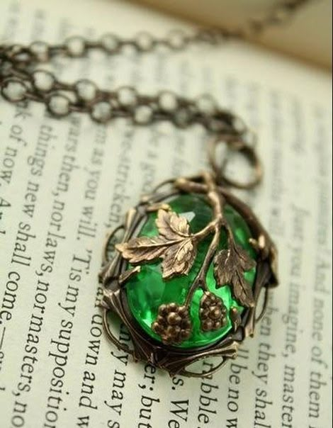 ༺♡༻ FABULOUS ༺♡༻ Slytherin Jewelry, Anting Manik, Czech Glass Necklace, Pool Art, Slytherin Aesthetic, Magical Jewelry, Vintage Tools, Fantasy Jewelry, Glass Necklace