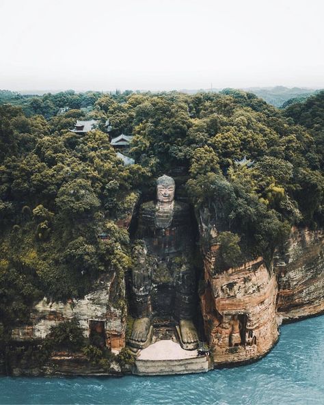 The Giant Buddha in Leshan, China is the tallest stone Buddha statue in the world. 🇨🇳 Photo by @evolumina #dailyhivemapped Stone Buddha Statue, Giant Buddha, Arte Yoga, Big Buddha, Destination Voyage, Travel Insurance, Wonderful Places, Land Scape, Beautiful Destinations