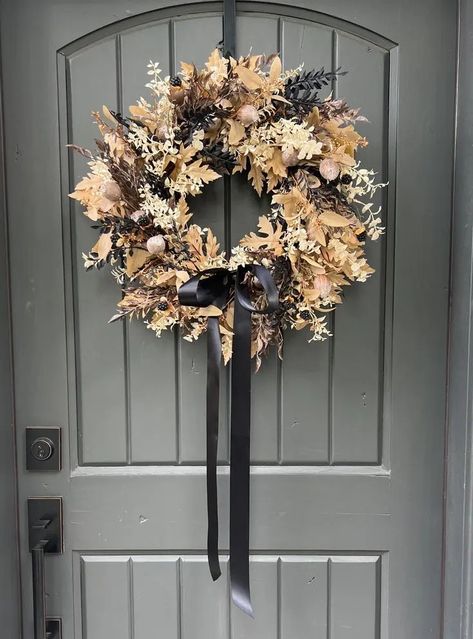 dried leaf wreath, black touches Backyard Halloween Party, Halloween Living Room Decor, Natural Fall Decor, Halloween Entryway, Halloween Bathroom Decor, Halloween Living Room, Cinnamon Candle, Dried Wreath, Halloween Bathroom