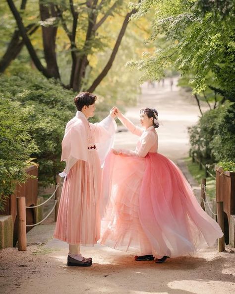 Korean Hanbok Princesses, Hanbok Photoshoot, Asian Gowns, Hanbok Wedding, Food Fake Story, Korean Bride, Girl Picsart, Korea Photography, South Korea Photography