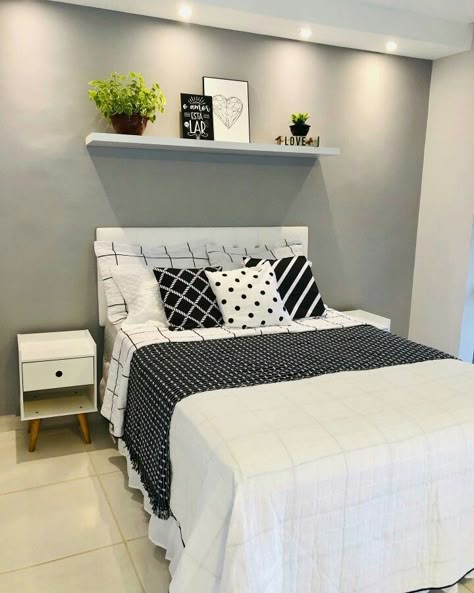 Pin de Kettelen Neto em Salvamentos rápidos em 2022 | Decoração quarto casal clean, Dicas decoração quarto pequeno, Decoração quarto pequeno Set Sofa, Apartment Living Room Design, Casa Vintage, Bedroom Decor Design, Teen Bedroom Decor, Apartment Decor Inspiration, Bedroom Furniture Design, Room Design Bedroom, Room Makeover Bedroom