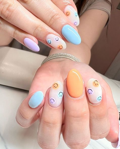 Happy Face Nail Designs, Smily Nails Designs, Smile Nails Acrylic, Kindergarten Teacher Nails, Sunny Nails Design, Elementary Teacher Nails, Preppy Nail Designs For Kids, Cute Character Nails, Cute Smiley Face Nails