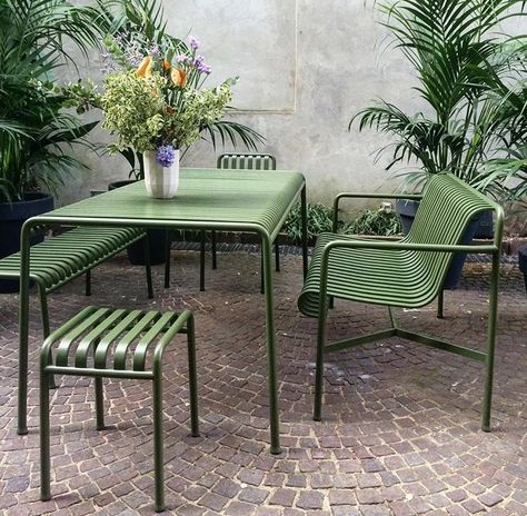 Green Garden Furniture, Green Outdoor Furniture, Kursi Outdoor, Diy Outdoor Decor, Metal Chairs, Sustainable Living, 인테리어 디자인, Interior Inspiration, Garden Furniture