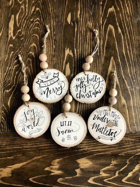 Hobby Lobby Christmas Ornaments Diy, Hobby Lobby Crafts Diy Christmas, Family Ornament Ideas, Personalized Ornaments Diy, Diy Rustic Christmas Ornaments, Diy Rustic Christmas, Koti Diy, Ornaments Crafts, Rustic Christmas Ornaments