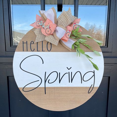 Spring Door Signs, Easter Wood Signs, Spring Door Hanger, Door Hangers Diy, Easter Door Hanger, Door Signs Diy, Summer Door Hanger, Wooden Door Signs, Round Wood Sign