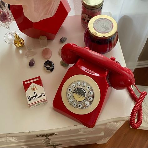 Lovecore Red Aesthetic, Vintage Phones Aesthetic, Red Vintage Icons, Croquette Aesthetic Icons, Red Room Aesthetic Vintage, Coquette Room Aesthetic Red, Room Ideas Red Aesthetic, Red Heart Room, Red Coquette Icons