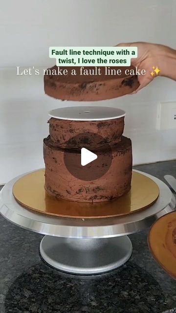 AFRICA'S FORMOST CAKE 🎂 🥮PUBLICIST on Instagram: "Faultline cake explained 😉👇🏼
By @MomMadeMoments_ 

Have you ever tried this technique? If not, please read on for a few helpful tips 👇🏼 

⭐️ You'll need 3-4 layers of one size (say 6" like I have used here) and 1 layer that's 1" smaller (I have used 5" here) 

⭐️ Stack them like I have done here. I have crumb coated the top two layers separately, but that depends on your sponge as well. 

⭐️ Use a cake card underneath the top layer so it doesn't start to sag on the edges. 

⭐️ Use a ruler to make sure the top layer aligns with the base and then dowel the cake to keep it in place. 

⭐️ Add the final layer of buttercream. Cover a little of the faultline gap, too. It gives a nice effect 👌🏻 

⭐️  Fill up the gap. I have piped buttercre Africa Cake Ideas, 3 Layer Cake Design, Fancy Chocolate Cake, Exploding Cake, Faultline Cake, Africa Cake, 3 Layer Cakes, Cookie Decorations, Cute Bakery