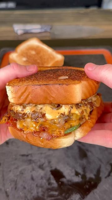 Pattymelt Burger, Sliders Recipes, Breakfast Cooking, Sandwhich Recipes, Melt Recipe, Burger Food, Patty Melt, Tastemade Recipes, Food Lunch