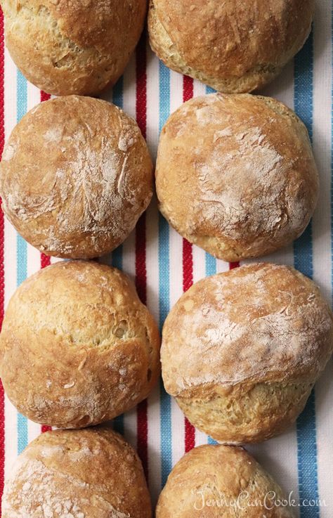 2-Hour Crusty No Knead Rolls recipe from Jenny Jones (Jenny Can Cook) Artisan Buns Recipe, Jenny Can Cook Recipes Bread, Crusty Buns Recipe, Dutch Oven Rolls Recipes, Jenny Jones Recipes, No Knead Buns, Jenny Can Cook Recipes, No Knead Rolls, Crusty Buns