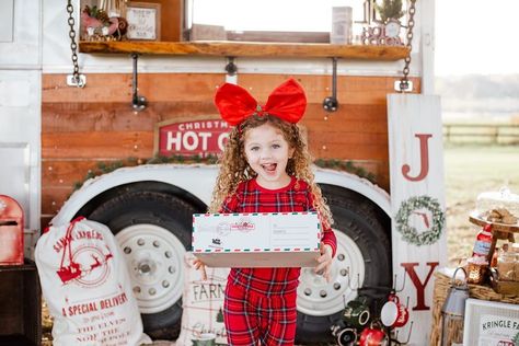 Trailer Christmas Photoshoot, Horse Trailer Hot Cocoa Bar, Horse Trailer Photoshoot, Cattle Trailer Christmas Photos, Horse Trailer Christmas Minis, Vintage Horse Trailer Bar, Mini Photo Sessions, Bar Service, Hot Cocoa Bar