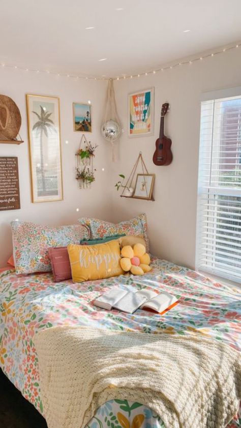 Room Ideas Aesthetic Bright, Room Summer Aesthetic, Small Beach Room Ideas, Lexi Hidalgo Room Aesthetic, Preppy Aesthetic Room Summer, Beach College Dorm Room Ideas, Summer Bedroom Makeover, Room Ideas Hawaii, Beach Aesthetic Home Decor