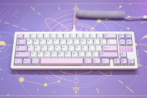 iKiTTyGaMeRz on Instagram: "Purple Celestial 💕💖💗💓💞 🌸 Keyboard: Dreamscape Ikki68 Aurora 🌸 Keycaps: Hippo PBT 🌸 Deskmat: Arcana Periwinkle 🌸 Cable: Custom Purple and White . . . . . . . . . . . . . . #mechkeyboard #keyboards #Keeb #PinkAesthetics #kawaiilife #pastelpinkaesthetic #pinksetup #switches #PastelAesthetic #Kawaii #KawaiiCute #artisan #deskmat #KawaiiSetup #CustomKeycaps #KawaiiAesthetic #keycaps #razerquartz #gamingkeyboard #artisan #keyboard #customcables #thatclickyfeeling # Pastel Keycaps, White Office Ideas, White Setup, Cozy Core, Insta Board, Gaming Desk Setup, Streamer Dr, White Office, Key Caps