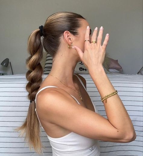 Hairstyles Waitress, Hairstyles Long Brown Hair, Butterfly Clip Hairstyles, Hairstyles Butterfly, Waitress Hairstyles, Ponytail Wedding Hairstyles, Hairstyle Elegant, Ponytail Wedding, Easter Hairstyle