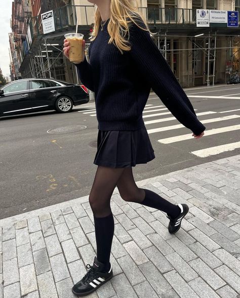 Pleaded Skirt Outfits Aesthetic, Navy Pleated Skirt Outfit, Short Black Pleated Skirt Outfit, Pleated Skirt Fall Outfit, Short Pleated Skirt Outfit, Tennis Skirt Outfit Street Style, Black Tennis Skirt Outfit, Black Pleated Skirt Outfit, Tennis Dress Outfit