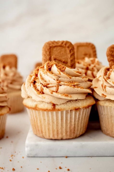 Lightly spiced vanilla cupcakes filled with speculoos cookie butter, topped with cookie butter frosting, cookie butter drizzle and a Lotus Biscoff cookie. These Biscoff cookie butter cupcakes are so indulgent and so, so good, you will want to make these ALL the time. Cookie Butter Cupcakes, Cookie Butter Frosting, Biscoff Cupcakes, The Best Cupcakes, Speculoos Cookie Butter, Speculoos Cookies, Cupcakes Filled, Girl Shower Ideas, Butter Cupcakes