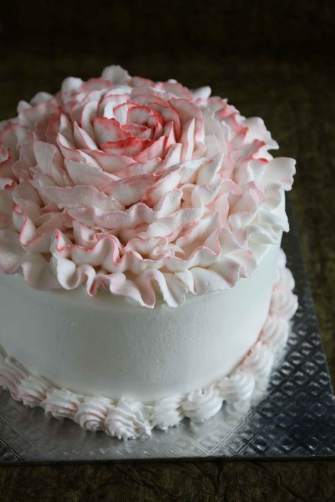 Whipped Cream Cake Design, Cream Cake Design, Rose Cake Decorating, Decorating Icing Recipe, Whipped Cream Cake, Whipped Cream Icing, Whipped Icing, Whipped Cream Cakes, Nursing Cake