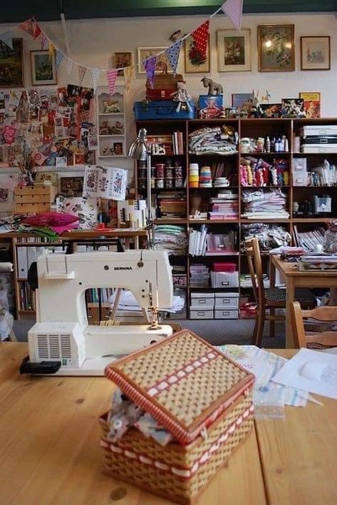 Arts And Crafts Studio Ideas, Dream Sewing Room, Sewing Rooms Ideas, Sewing Storage Ideas, Arts And Crafts Studio, Sewing Studio Organization, Art Studio Storage, Quilt Room, Sewing Room Inspiration