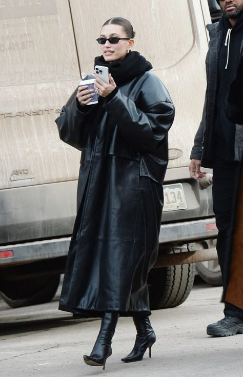 Hailey Bieber 2023 Hailey Bieber, Lauren Perez, Hailey Bieber Street Style, Black Coat Outfit, Prada Store, Hayley Bieber, Hailey Bieber Outfits, December Outfits, Hailey Rhode