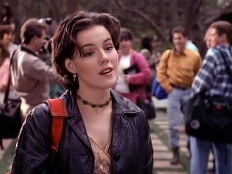 Kathleen Robertson, Layered Pixie Cut, Pixie Cut Short, 90s Haircuts, Hair Inspiration Short, Beverly Hills 90210, Haircut Inspiration, 90s Hairstyles, Sanya