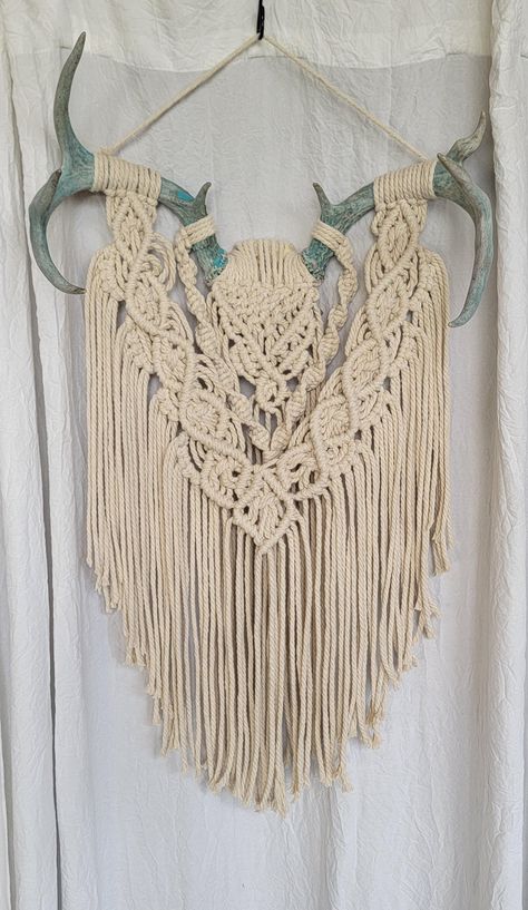 Smaller 8 point rack measuring 12 inches wide. Stained teal and adorned with natural color cord. Each piece is made with the intention to bring peace and joy into your space. Antler Macrame, Deer Antler Ideas, Cottage Core Nature, Deer Antler Crafts, Antler Ideas, Boho Cottage Core, Antler Crafts, Antler Wall, Diy Boho Decor