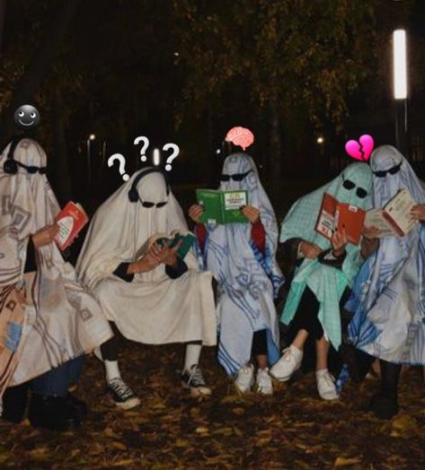 Ghost Ghost Party Aesthetic, Halloween Photos With Friends, Halloween Poses Photo Ideas With Friends, Netflix Horror, Group Picture Poses, Horror Series, Sheet Ghost, Ghost Photography, Halloween Photography