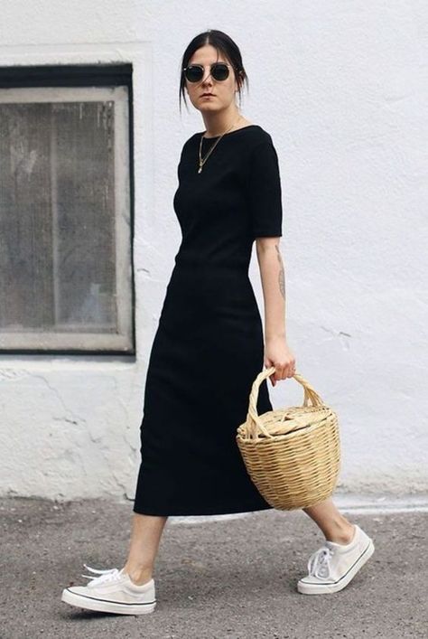 a black fitting minimalist midi dress with a high neckline and short sleeves, white sneakers for a monochromatic look Minimal Girl, Svarta Outfits, Minimalist Fashion Summer, Vetements Clothing, Minimalist Summer, Simple Summer Outfits, 여름 스타일, Outfit Chic, Minimal Outfit