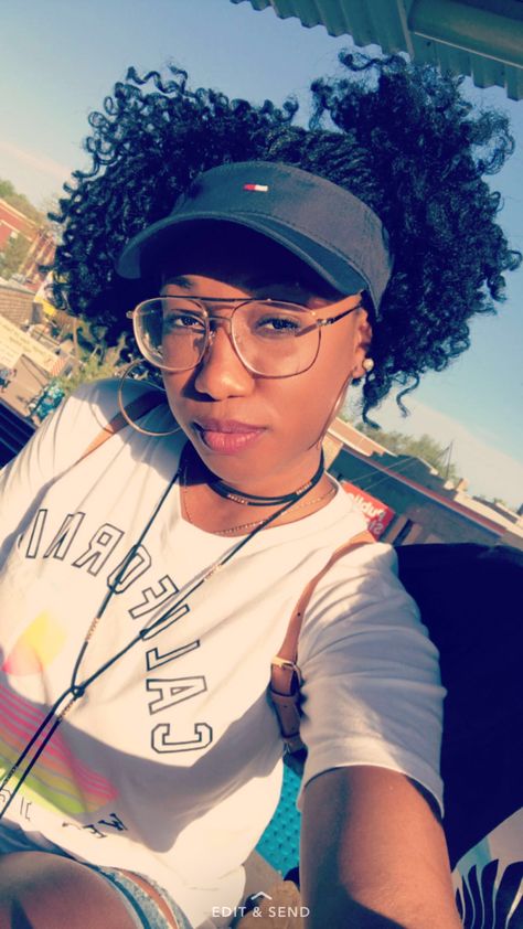 IG: deliriousmistakes5 Visor Hat Hairstyles Black Women, Cap On Curly Hair, Cute Hairstyles With A Visor, Hairstyles With Visors, Hairstyles With Visors For Work, Visor Hat Hairstyles, Cute Hairstyles For Work, Hairstyles For Work, Curly Hair Goals