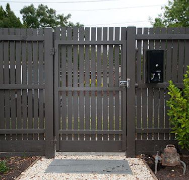 Picket Gate Ideas, Front Picket Fence, Modern Picket Fence Ideas, Black Fence Front Yard, Modern Picket Fence, Black Picket Fence, Picket Fence Ideas, Picket Fence Gate, Picket Gate