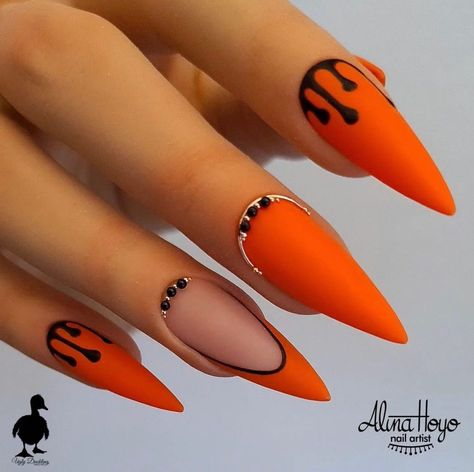 20 Cute and Spooky Halloween Nails to Try in 2024 - Lifestyle with Leah Unique Manicure, Scary Nails, Orange Nail Art, Crazy Nail Designs, Orange Nail Designs, Nail Quotes, Cute Halloween Nails, Ugly Duckling, Halloween Orange