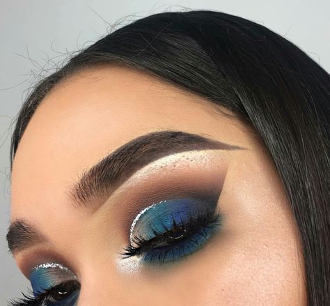 Denim blue blended Eyeshadow look Blending Eyeshadow, Face Beat, Beauty Make-up, Snapchat Filter, Creative Eye Makeup, Makeup Obsession, Kiss Makeup, Make Up Looks, Makeup Goals