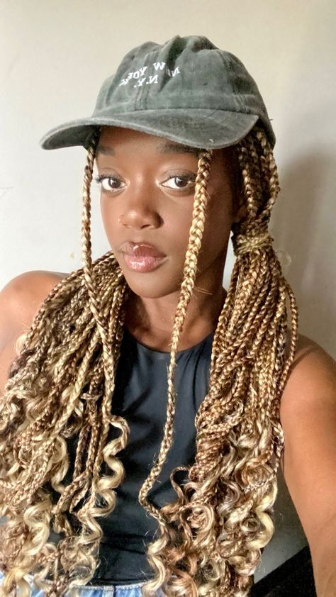 darkskin knotless braids blonde hair evelyn pretty curly big eyes trucker hat aesthetic instagram Knotless Braids With Hat, Braids With Hat, Urban Photoshoot, Two Braids, Knotless Braids, Box Braids Hairstyles, Box Braids, Hat Hairstyles, Festival Captain Hat