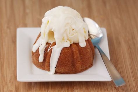 Chili's White Chocolate Molten Cake - Have to make it at home as it is no longer available at Chili's. White Chocolate Lava Cake Recipes, White Chocolate Molten Cake, White Chocolate Molten Lava Cake Recipe, White Lava Cake, White Chocolate Lava Cake, Chocolate Molten Cake, Chilis Copycat Recipes, Molten Cakes, White Chocolate Desserts