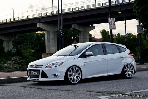 Ford Focus White Ford Focus, Range Rover Wheels, Ford Focus Mk3, Ford Focus Hatchback, Ford Focus 3, Autos Ford, Luxury Motorhomes, Eco Friendly Cars, Porsche 935