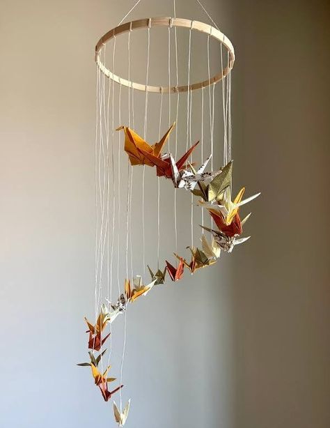 Origami Baby Mobile, Paper Crane Mobile, Origami Decor, Crane Mobile, Origami Mobile, Mobile Hanging, Paper Mobile, Instruções Origami, Origami Paper Art