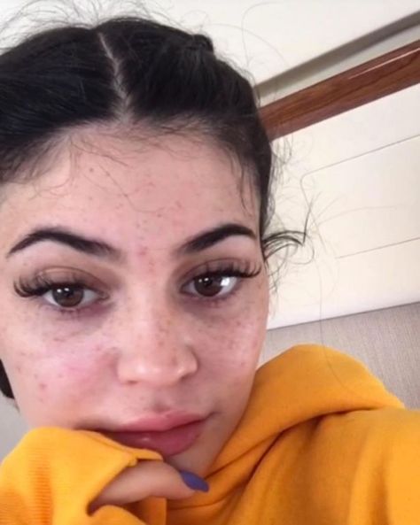 Kylie Jenner Freckles, Private Flight, Kylie Jenner Lashes, Tattooed Freckles, Kylie Jenner Selfies, Small Home Decor, Kylie J, Retro Looks, Jenner Sisters