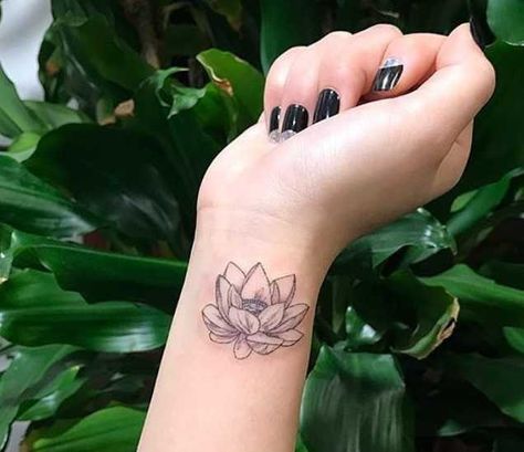 Watercolor Wrist Tattoo, Mandala Arm Tattoo, Dotwork Tattoo Mandala, Small Tats, Flower Wrist Tattoos, Wrist Tattoos For Guys, Inspiration Tattoos, Small Girl Tattoos, Small Wrist Tattoos