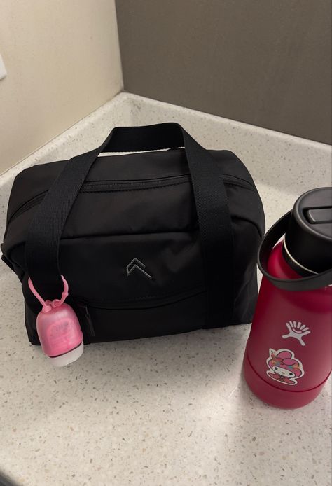 oner gym bag Gym Shark Bag, Gym Equipment Aesthetic, Hannah Cortez, Gym Bag Aesthetic, Gym Bag Essentials Women, Cute Gym Bag, Gym Supplies, Shark Bag, Gym Showers